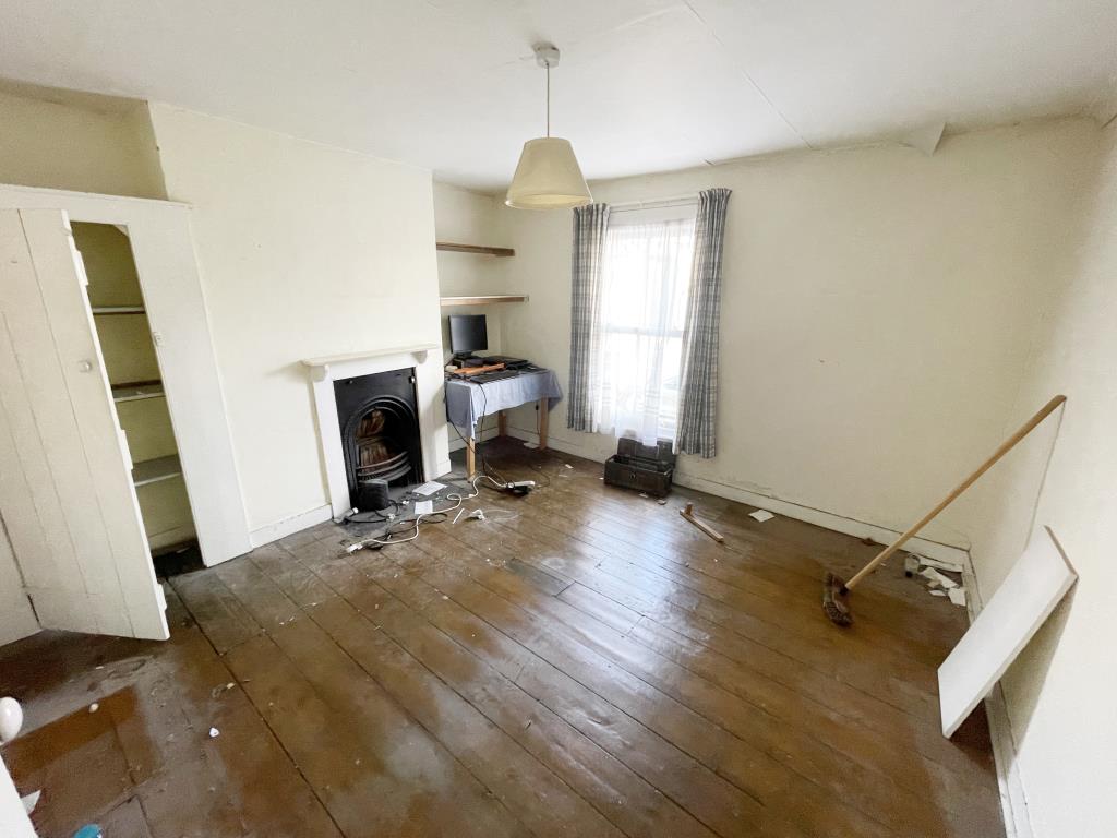 Lot: 73 - TERRACED PERIOD HOUSE FOR IMPROVEMENT - Inside image of front bedroom from landing